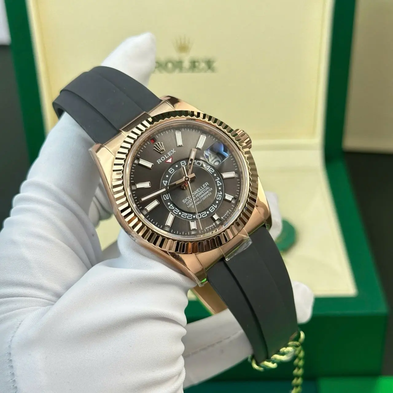 Alternative view of Sky Dweller – Rose gold – Oysterflax – Gray dial 42mm