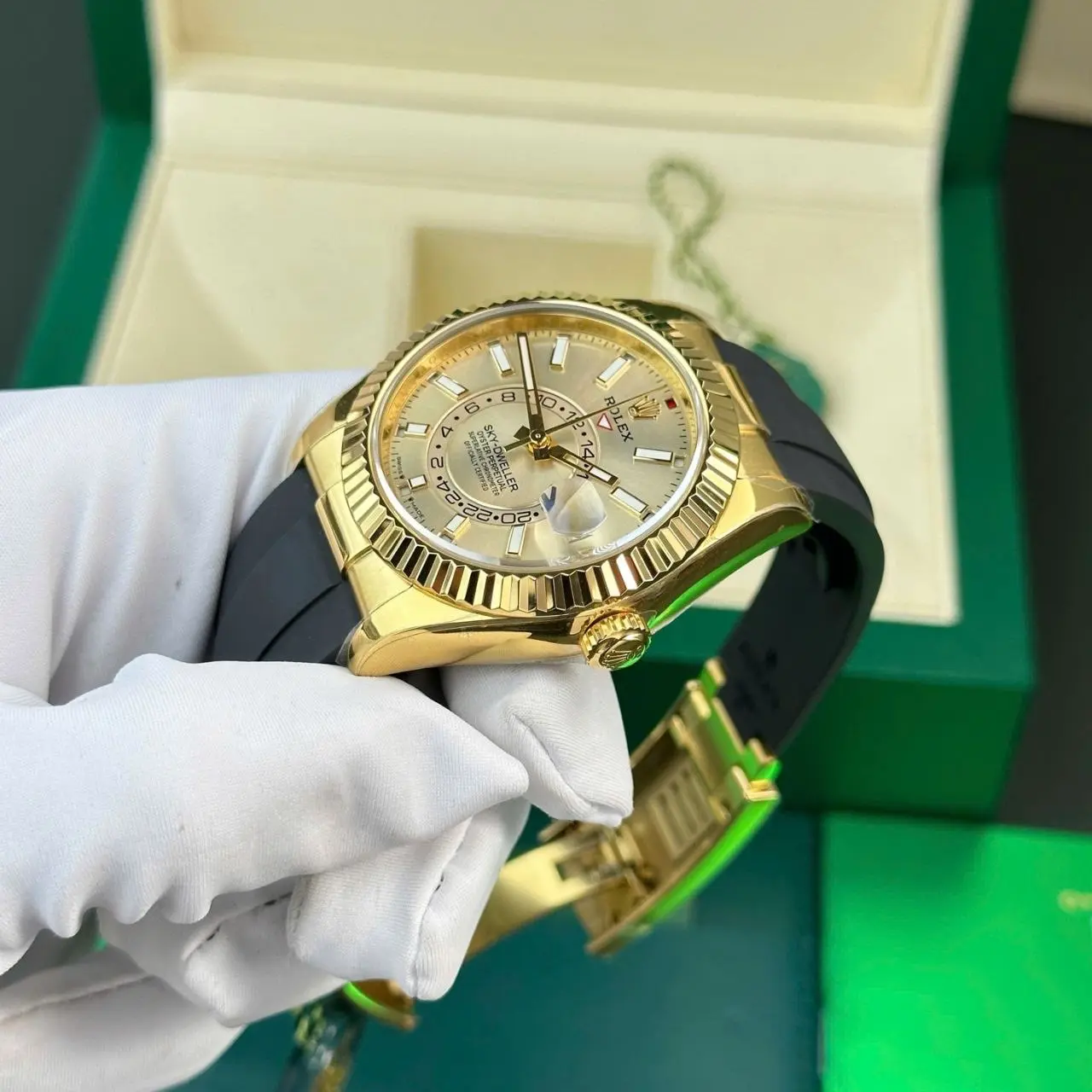Alternative view of Sky Dweller – Gold – Oysterflax – Champagne dial 42mm