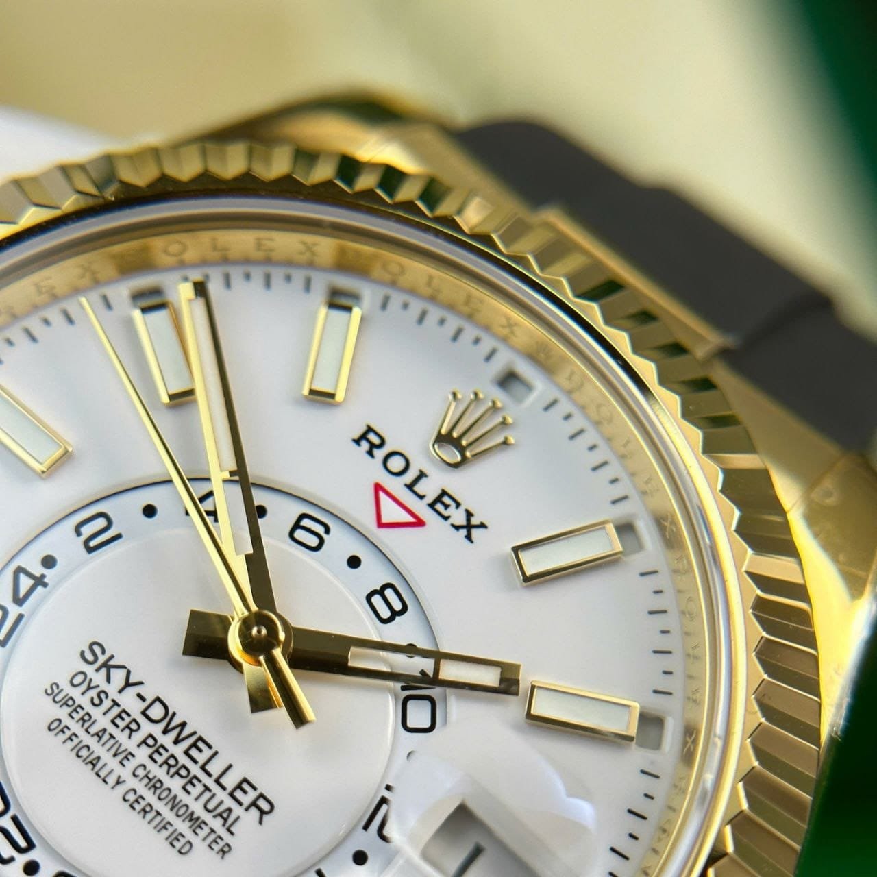 Sky Dweller – Gold – Oysterflax – White dial 42mm - Image 4