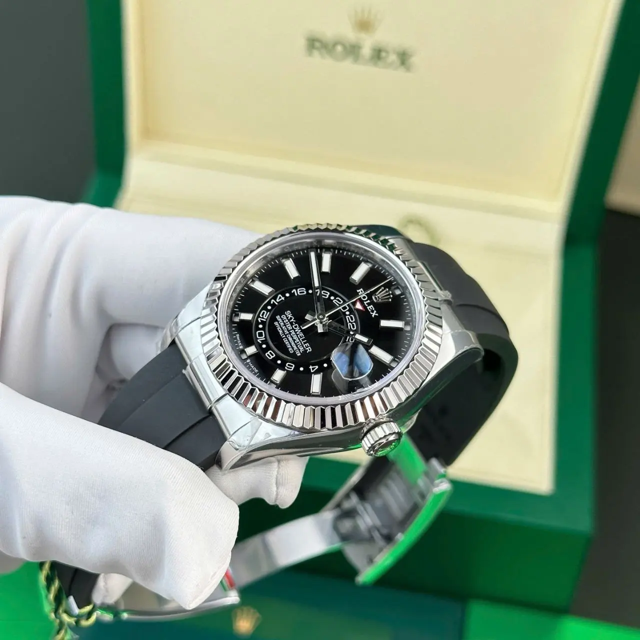 Alternative view of Sky Dweller – White gold – Oysterflax – Black dial 42mm