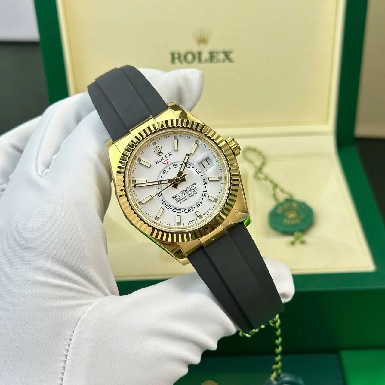 Alternative view of Sky Dweller – Gold – Oysterflax – White dial 42mm